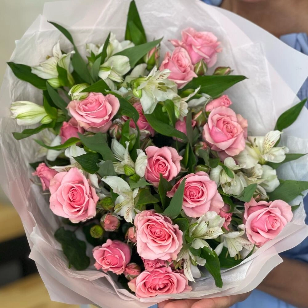 Букет «Розовый фламинго» – нежность розовых кустовых роз и белых альстромерий Астрахань Астраханская область