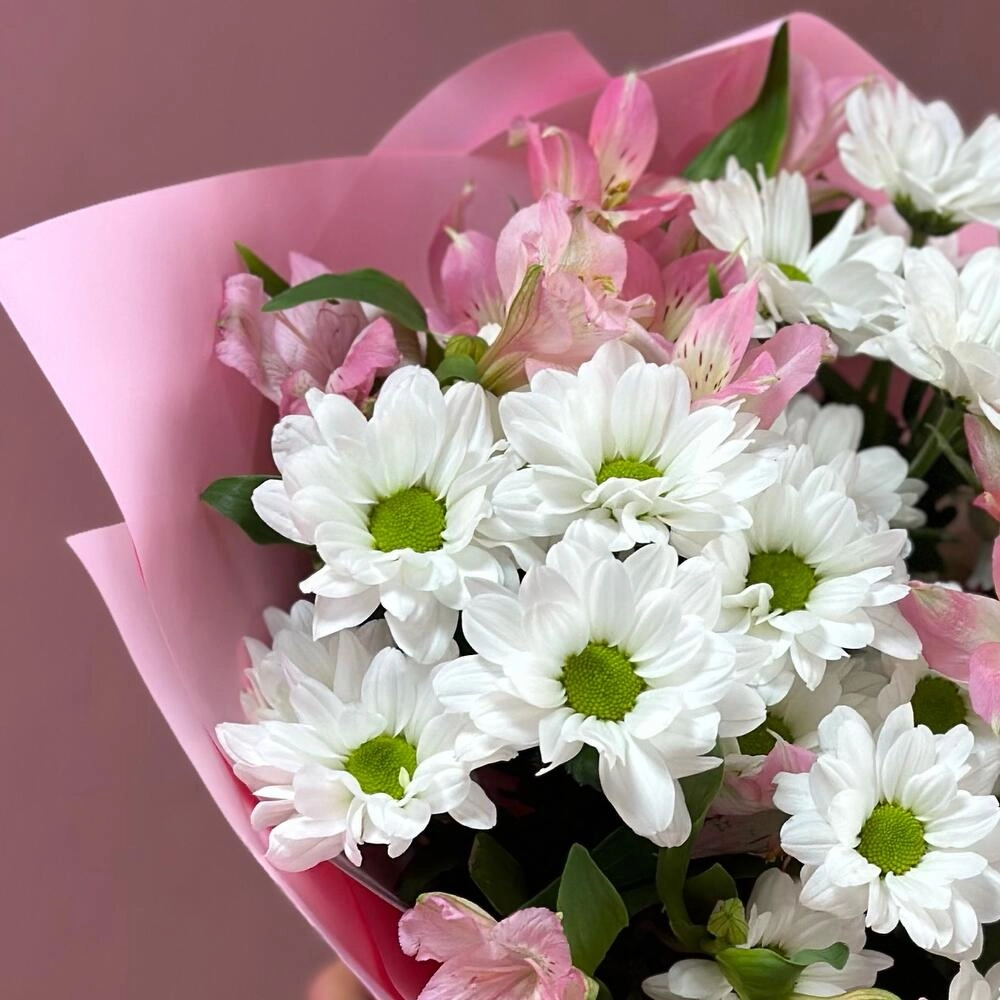 Букет «Поцелуй бабочки» нежность белых хризантем и розовых альстромерий Астрахань Астраханская область