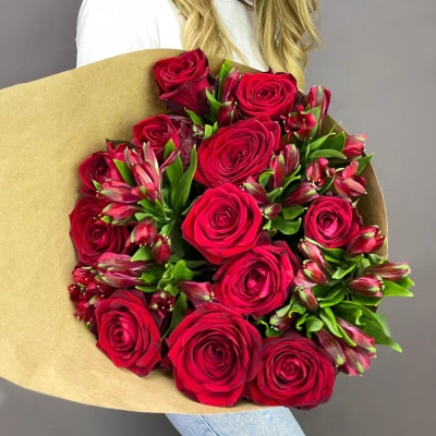 Букет «Стрелиция» – гармония из красных роз и белых альстромерий  Астрахань Астраханская область