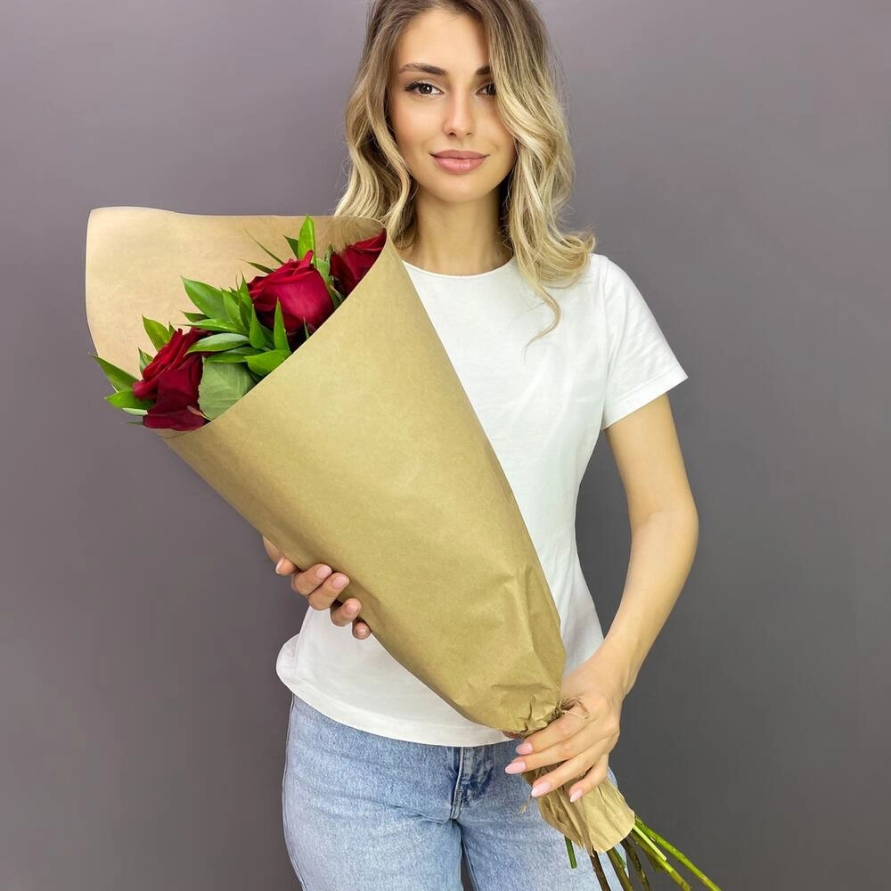 Букет из красных роз с рускусом в крафтовой упаковке – классика с изюминкой Астрахань Астраханская область