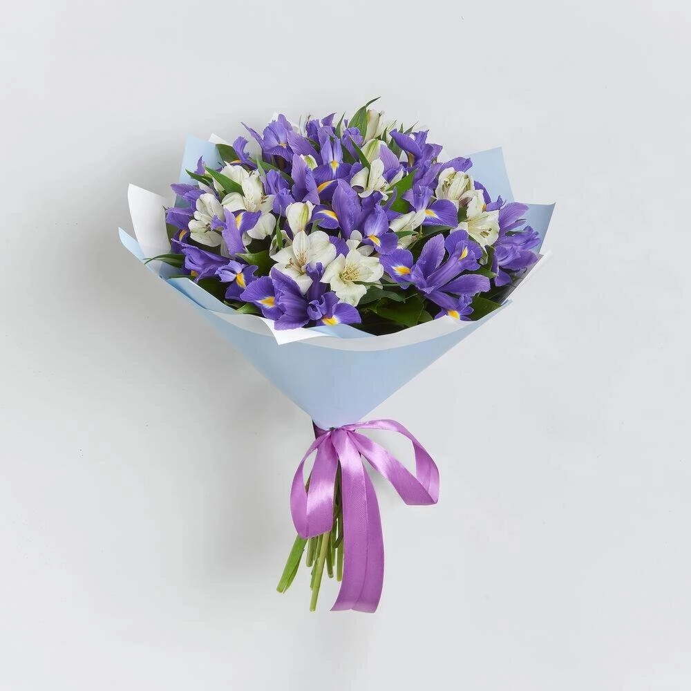 Букет «Вечернее дыхание»  – загадочная гармония синих ирисов и белых альстромерий Астрахань Астраханская область