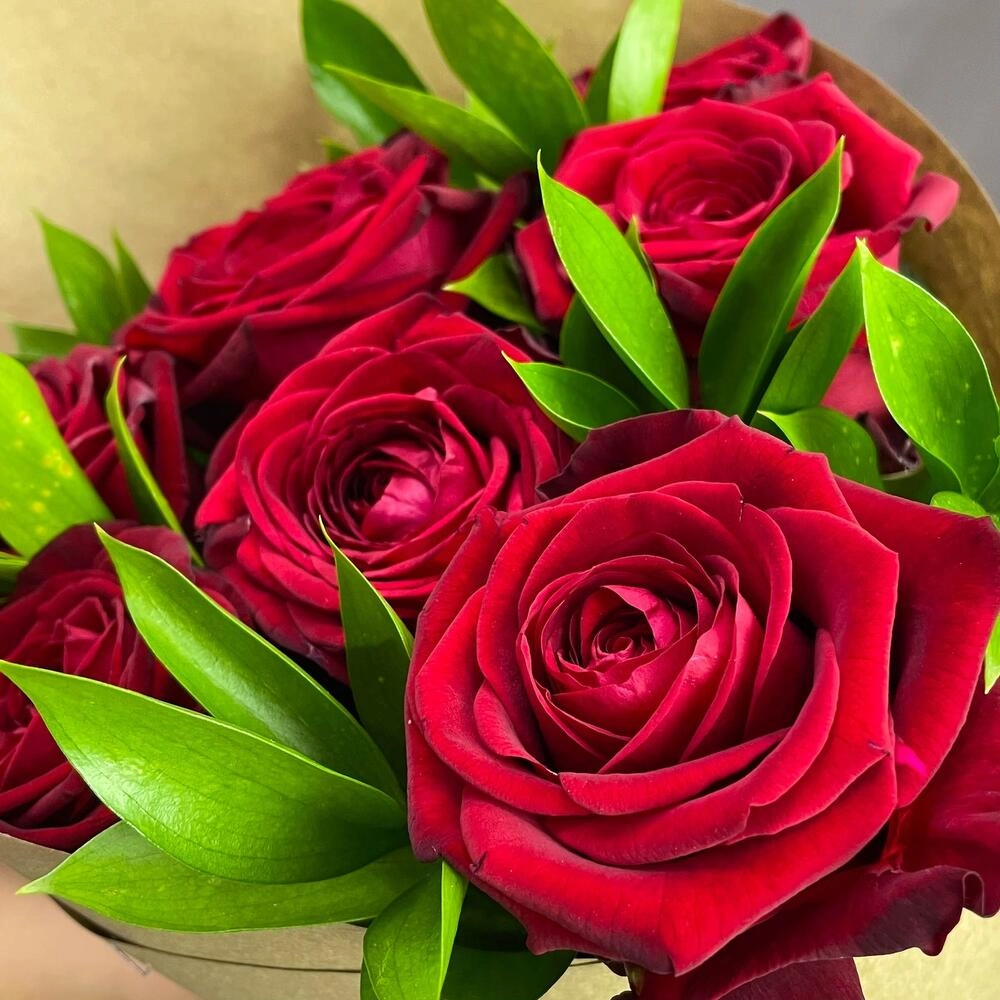 Букет из красных роз с рускусом в крафтовой упаковке – классика с изюминкой Астрахань Астраханская область