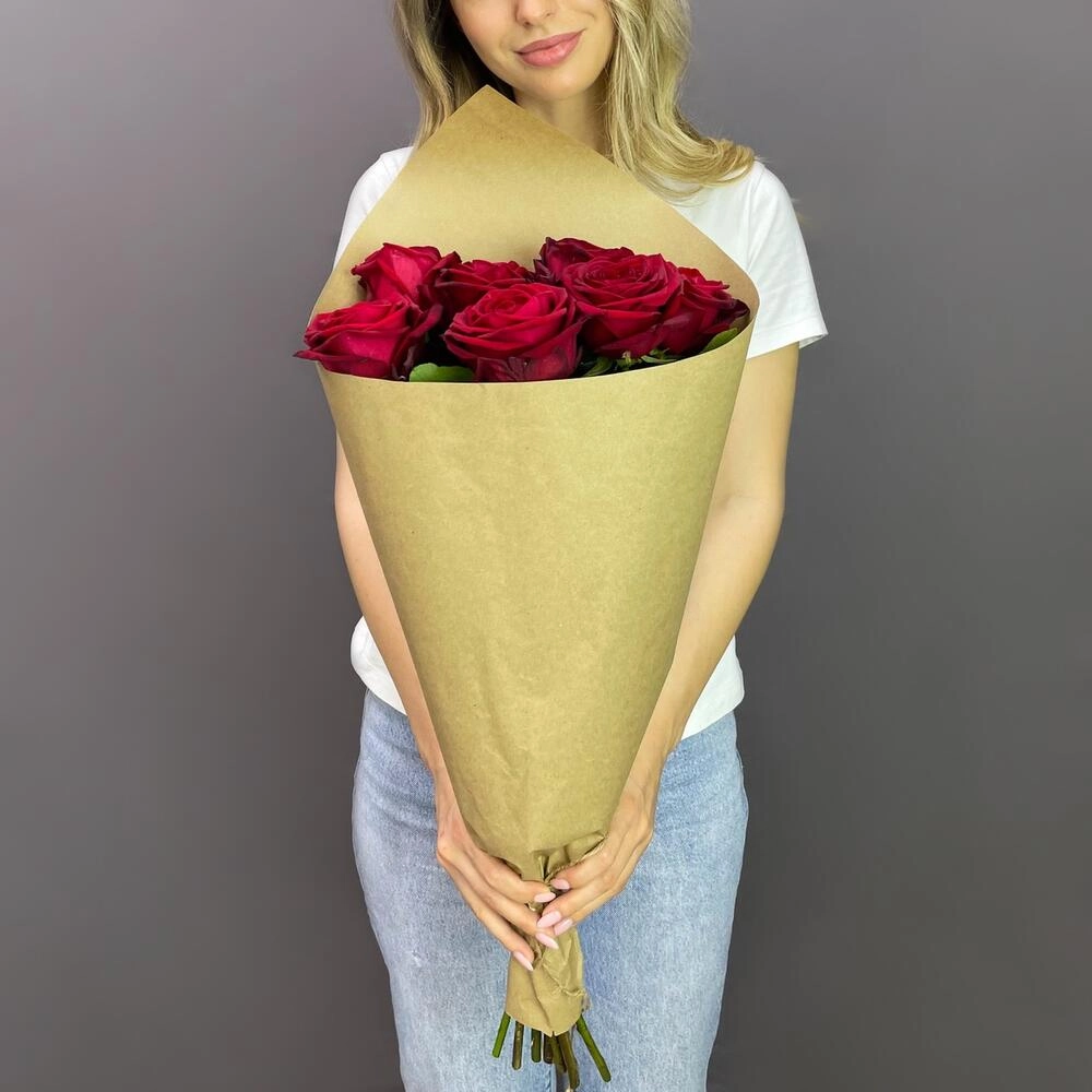 Букет из 7 красных роз в крафте – страсть в стильной упаковке Астрахань Астраханская область