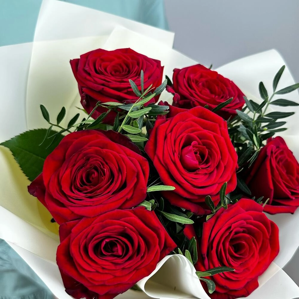 Букет «Гранатовый» из красных роз в роскошной упаковке Астрахань Астраханская область