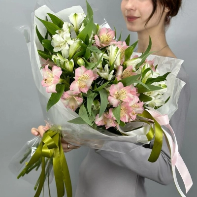 Букет «Нежность» – трогательное сочетание белых и розовых альстромерий Астрахань Астраханская область