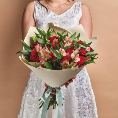 Букет «Нежность слов» — гармония красных роз и нежных альстромерий Астрахань Астраханская область