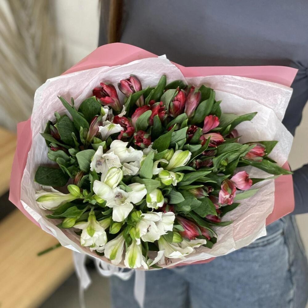 Букет «Люблю»– страсть и чистота в красно-белых альстромериях Астрахань Астраханская область