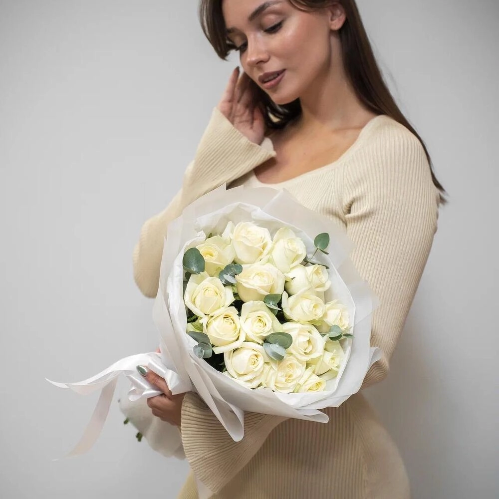 Букет из 15 белых роз с эвкалиптом – чистота и изысканность Астрахань Астраханская область