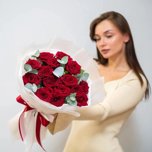 Элегантный букет из 15 красных роз с эвкалиптом – символ страсти и нежности Астрахань Астраханская область