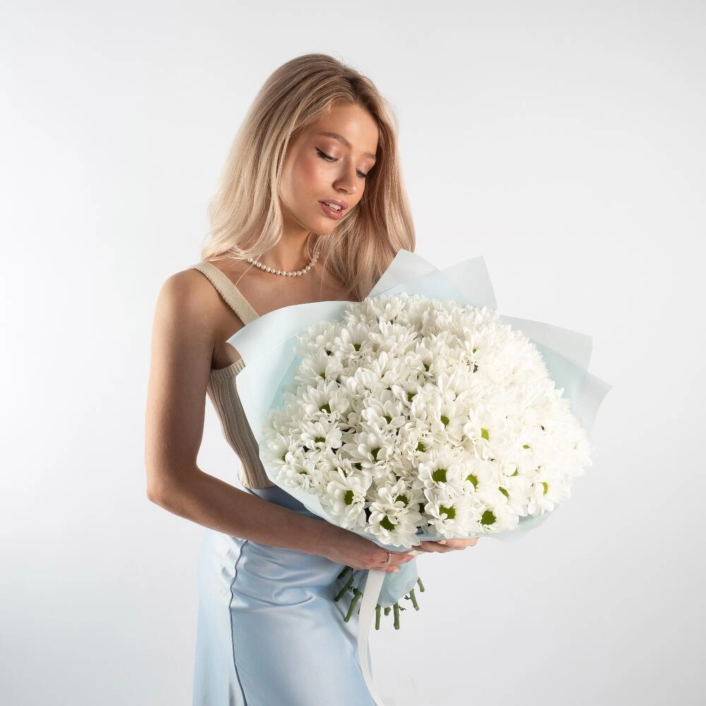 Букет «Ромашковое чудо» – летнее настроение в белых хризантемах Астрахань Астраханская область