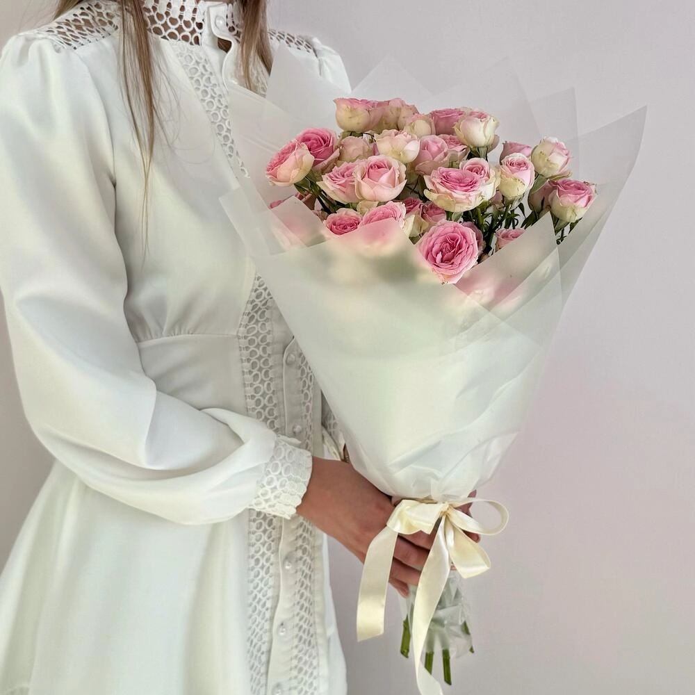 Букет «Нежный аромат» – пышные розовые кустовые розы в элегантной упаковке Астрахань Астраханская область