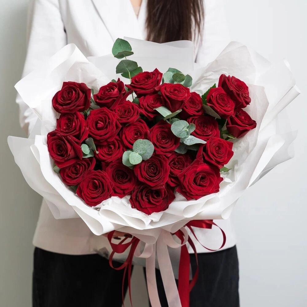 Роскошный букет из 25 красных роз с эвкалиптом – королевский подарок  Астрахань Астраханская область