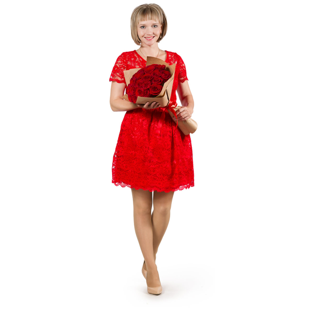 Букет из 25 красных роз в крафт-бумаге